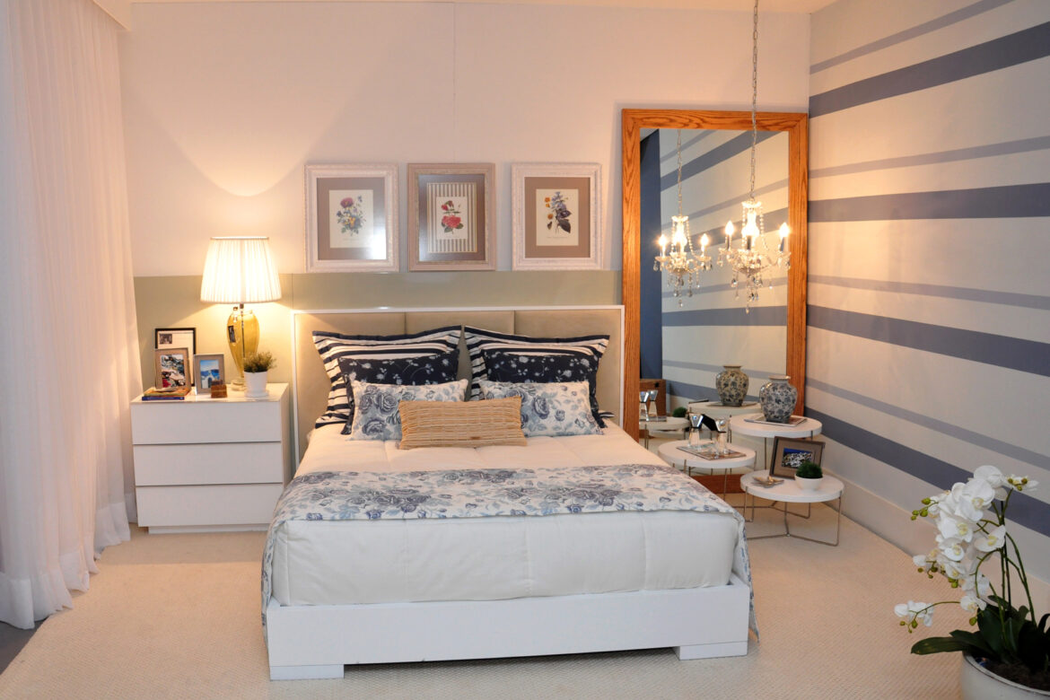 Quarto decorado com papel de parede